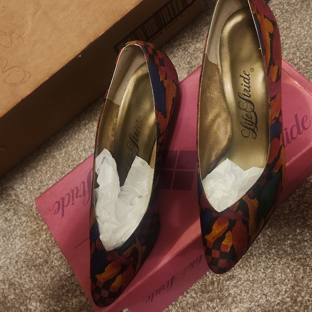 Life Stride fabric pumps